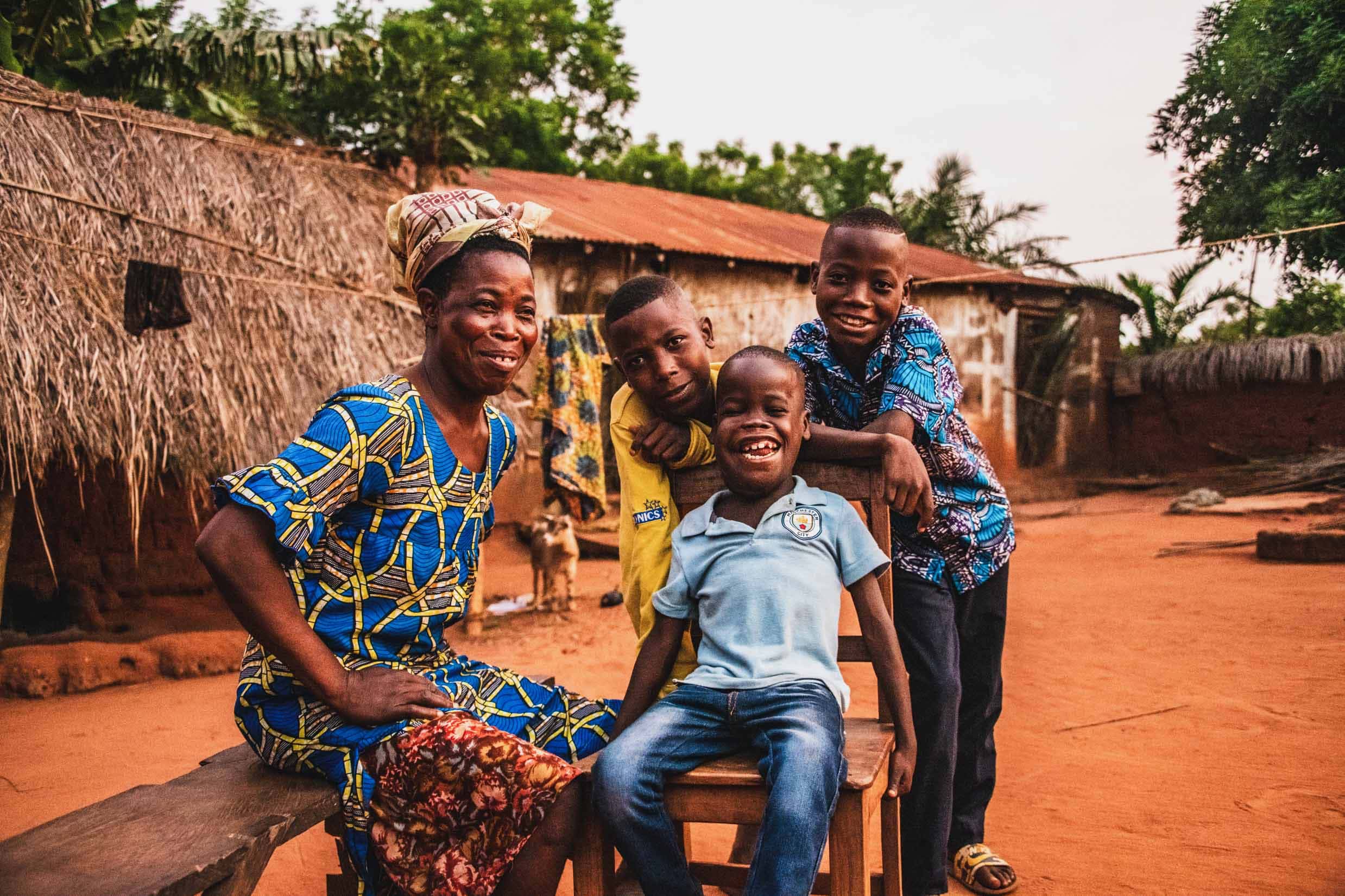 alt="Auch mein Bruder ist wichtig, Donatiens Geschichte, Compassion Togo, mit einem seiner Familie"