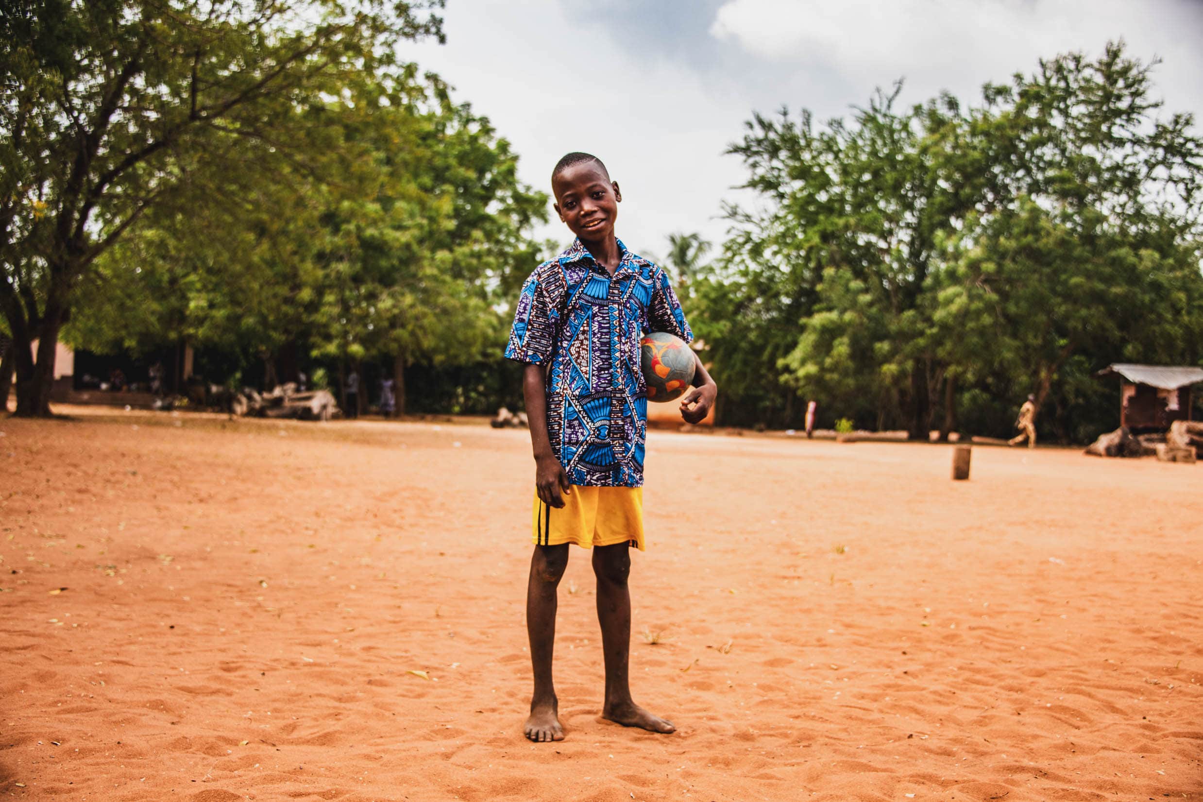 alt="Auch mein Bruder ist wichtig, Donatiens Geschichte, Compassion Togo, mit einem Fußball"