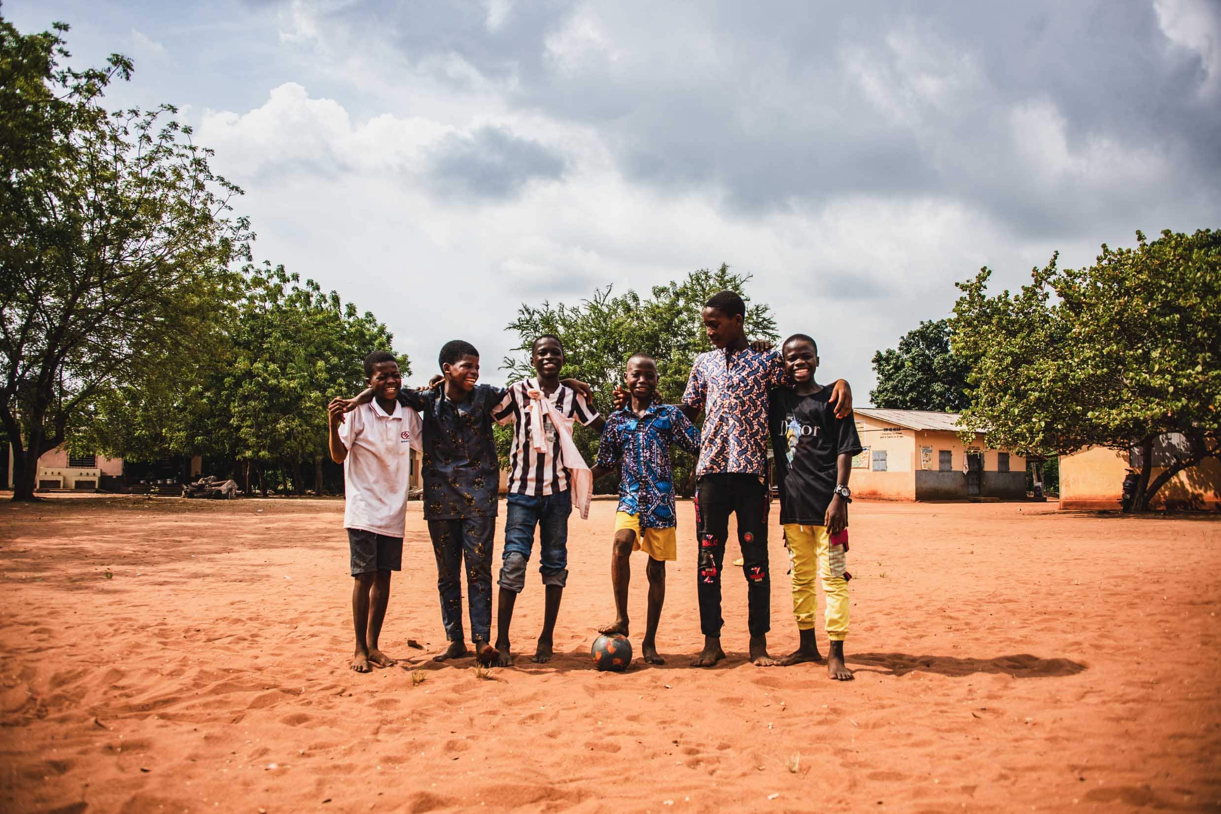 alt="Auch mein Bruder ist wichtig, Donatiens Geschichte, Compassion Togo, Jungs mit einem Fußball"