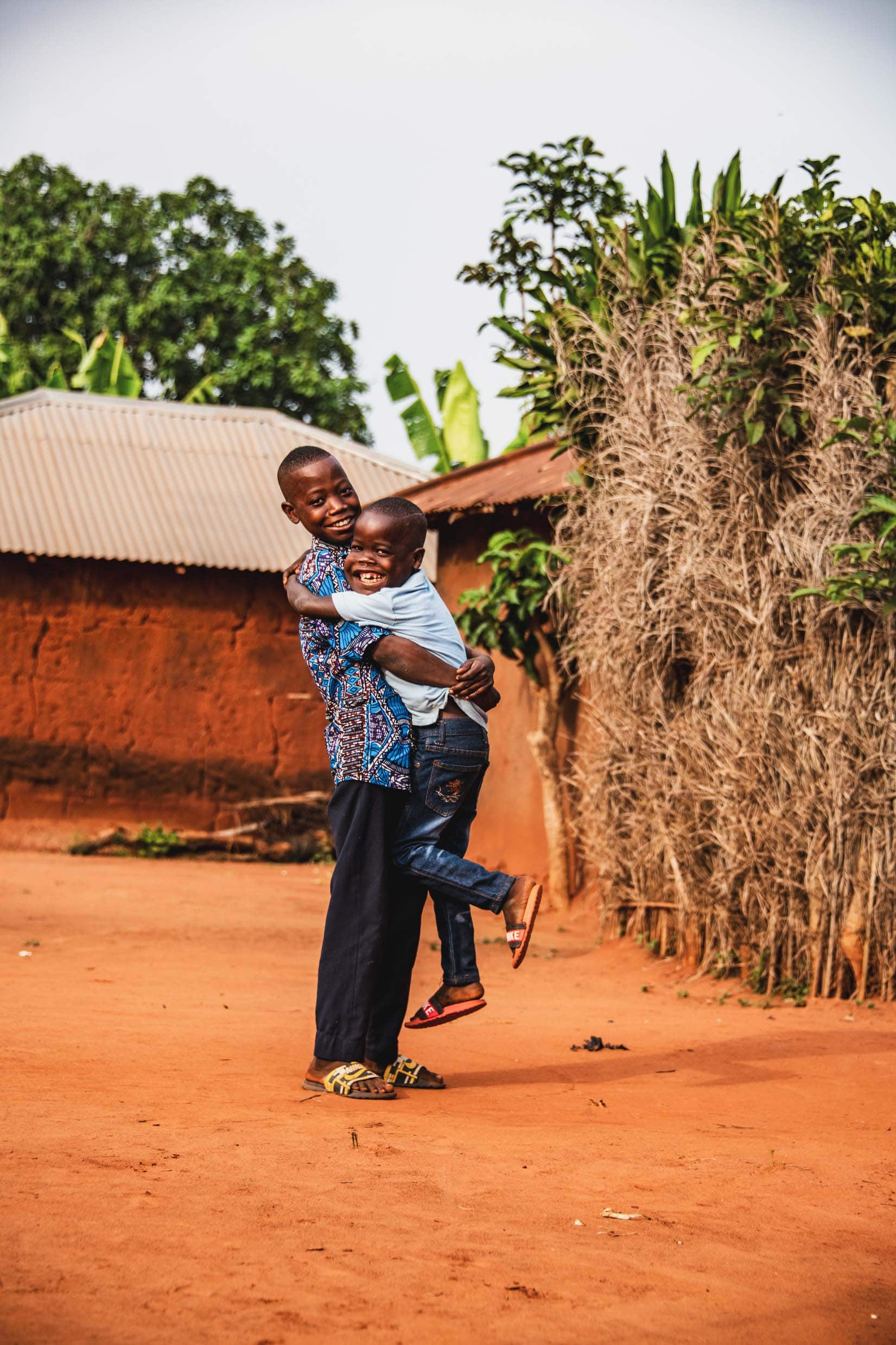 alt="Auch mein Bruder ist wichtig, Donatiens Geschichte, Compassion Togo, mit einem seinem Bruder"