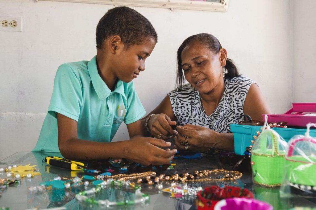 alt="Plastikflaschen werden zu Schmuck, Patricia und Jose am Müll sammeln, Compassion Deutschland"