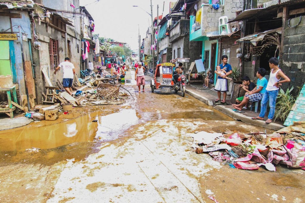 alt="Unterstützung nach starkem Monsun, Compassion Deutschland, Muskathlon Home 2024, Tuktuk fährt durch Straße in den Philippinen"