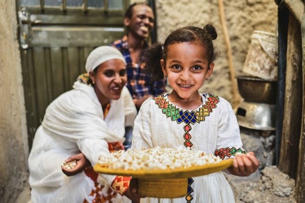 alt="Ostern 2025, Compassion Deutschland, Anteneh und Tsehaynesh in Äthiopien bereiten sich auf Ostern vor, Familienzeit mit Popcorn"