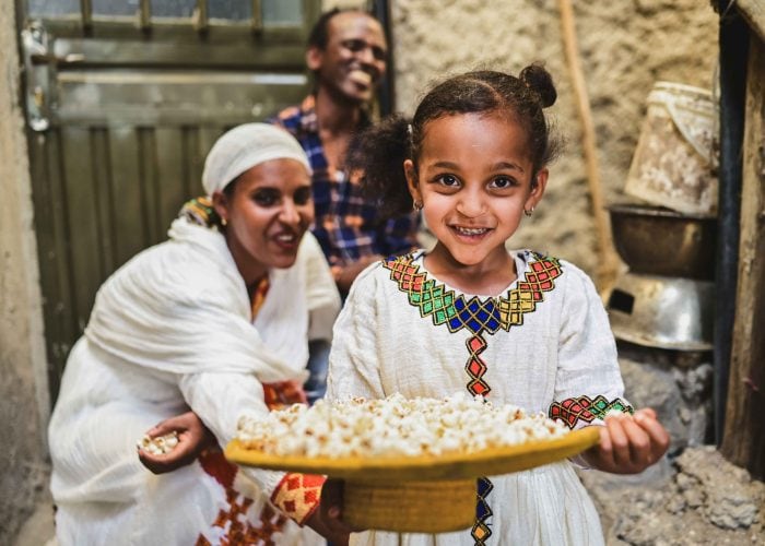 alt="Ostern 2025, Compassion Deutschland, Anteneh und Tsehaynesh in Äthiopien bereiten sich auf Ostern vor, Familienzeit mit Popcorn"