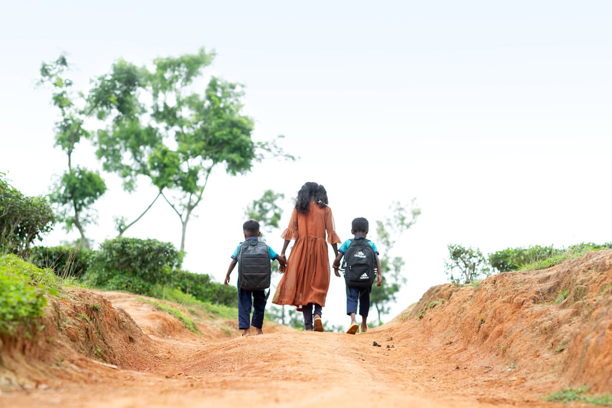 alt="Rita, ihr Bruder und ihre Mutter auf dem Weg zum Kinderzentrum, Compassion Deutschland Patenkind"