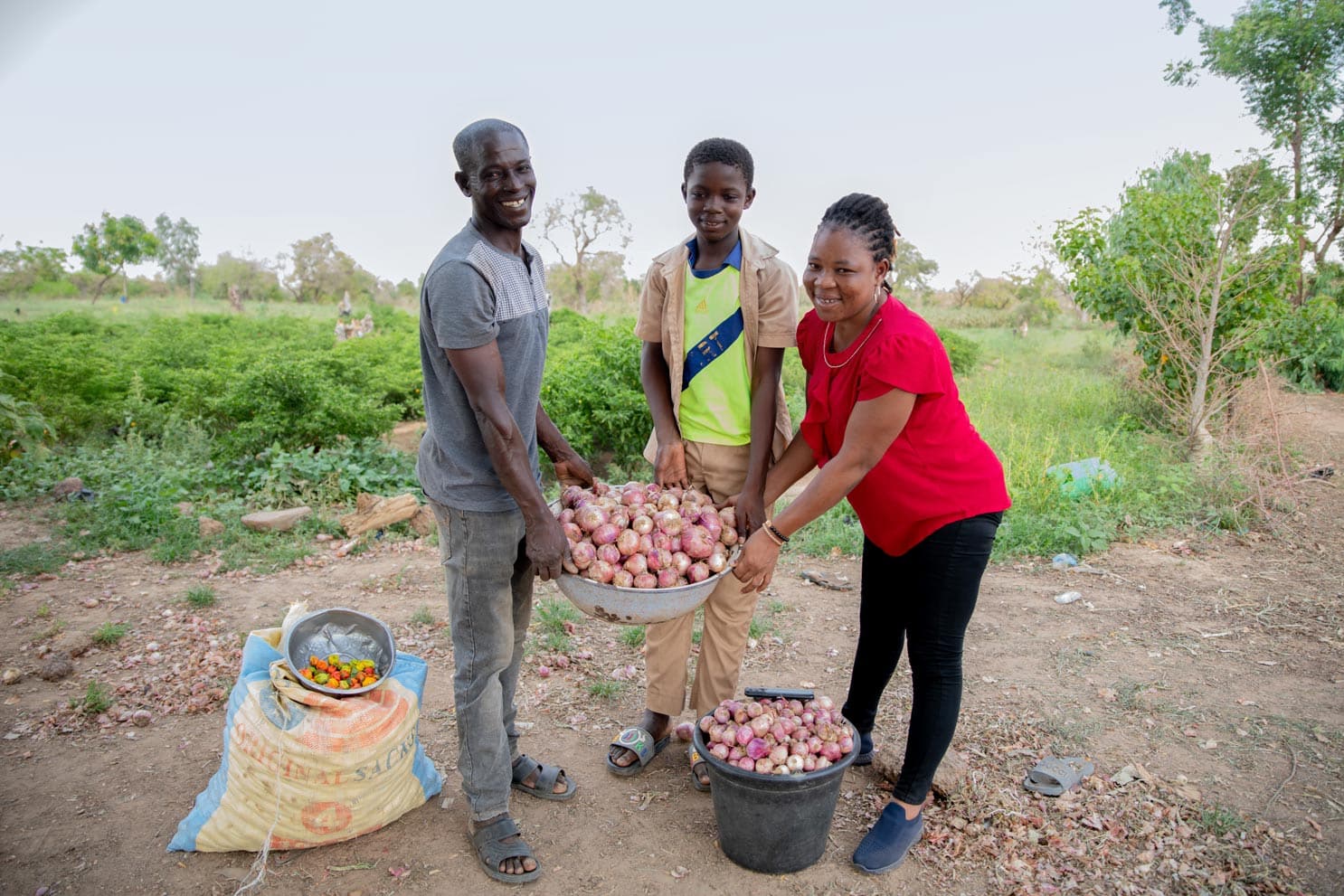 alt="Joels Familie bei der Gartenarbeit in Burkina Faso, Die Lebensmittelkrise beenden, Compassion Deutschland"