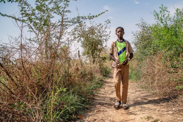 alt="Joel läuft durch den Garten seiner Eltern in Burkina Faso, Die Lebensmittelkrise beenden, Compassion Deutschland"