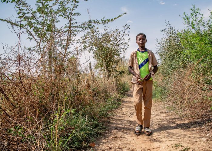 alt="Joel läuft durch den Garten seiner Eltern in Burkina Faso, Die Lebensmittelkrise beenden, Compassion Deutschland"
