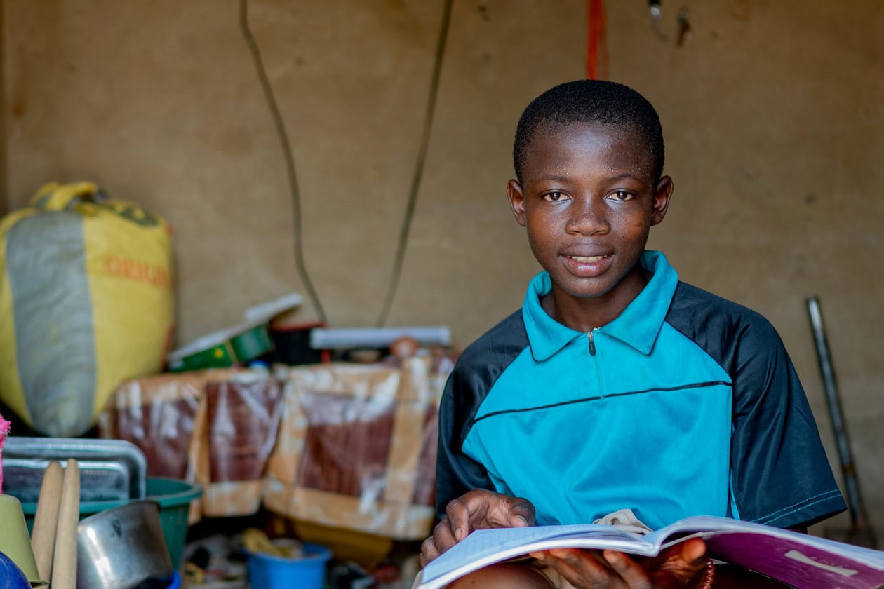 alt="Joel in Burkina Faso, Die Lebensmittelkrise beenden, Compassion Deutschland"