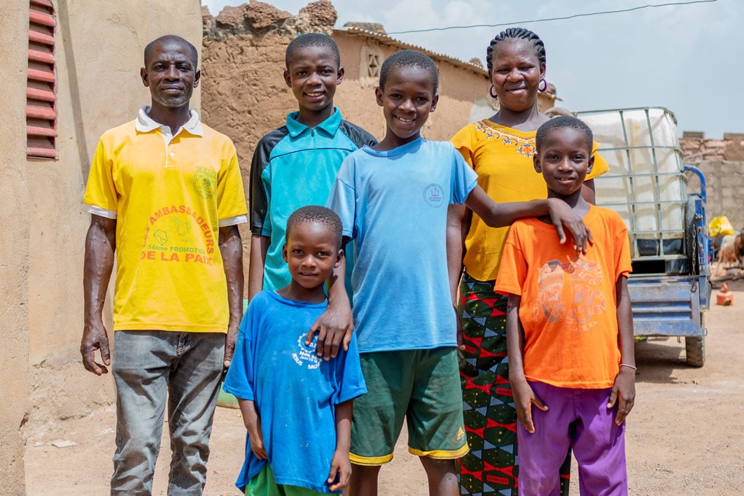 alt="Joels Familie in Burkina Faso, Die Lebensmittelkrise beenden, Compassion Deutschland"