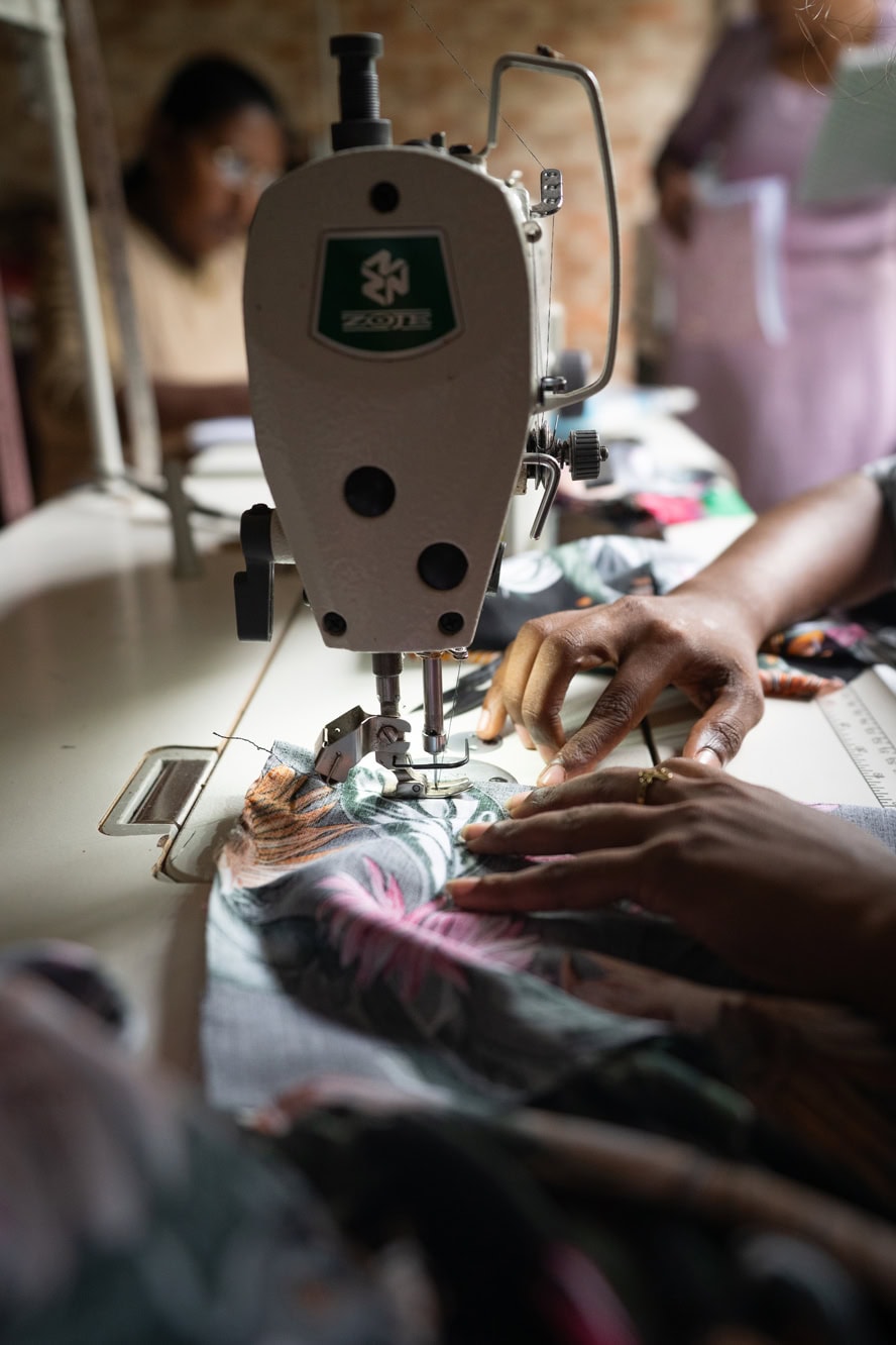 alt="Sri Lanka, Mädchen und Frauen im Modedesign Workshop von Art Helps, Compassion und Bernd Keller"