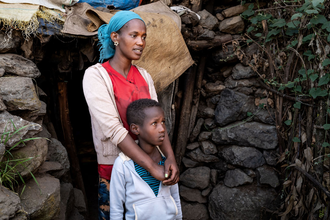 alt="Frau mit Kind in Äthiopien, Compassion Deutschland"