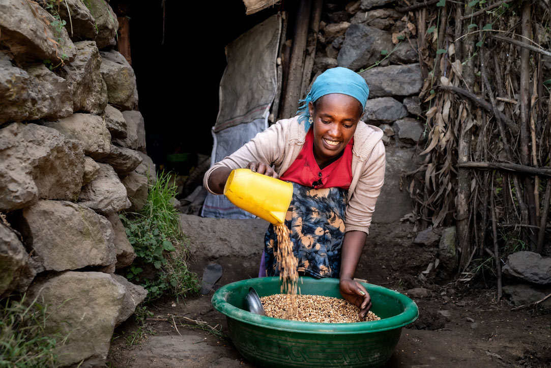 alt="Frau mit Essen in einer Schüssel, Compassion Deutschland"