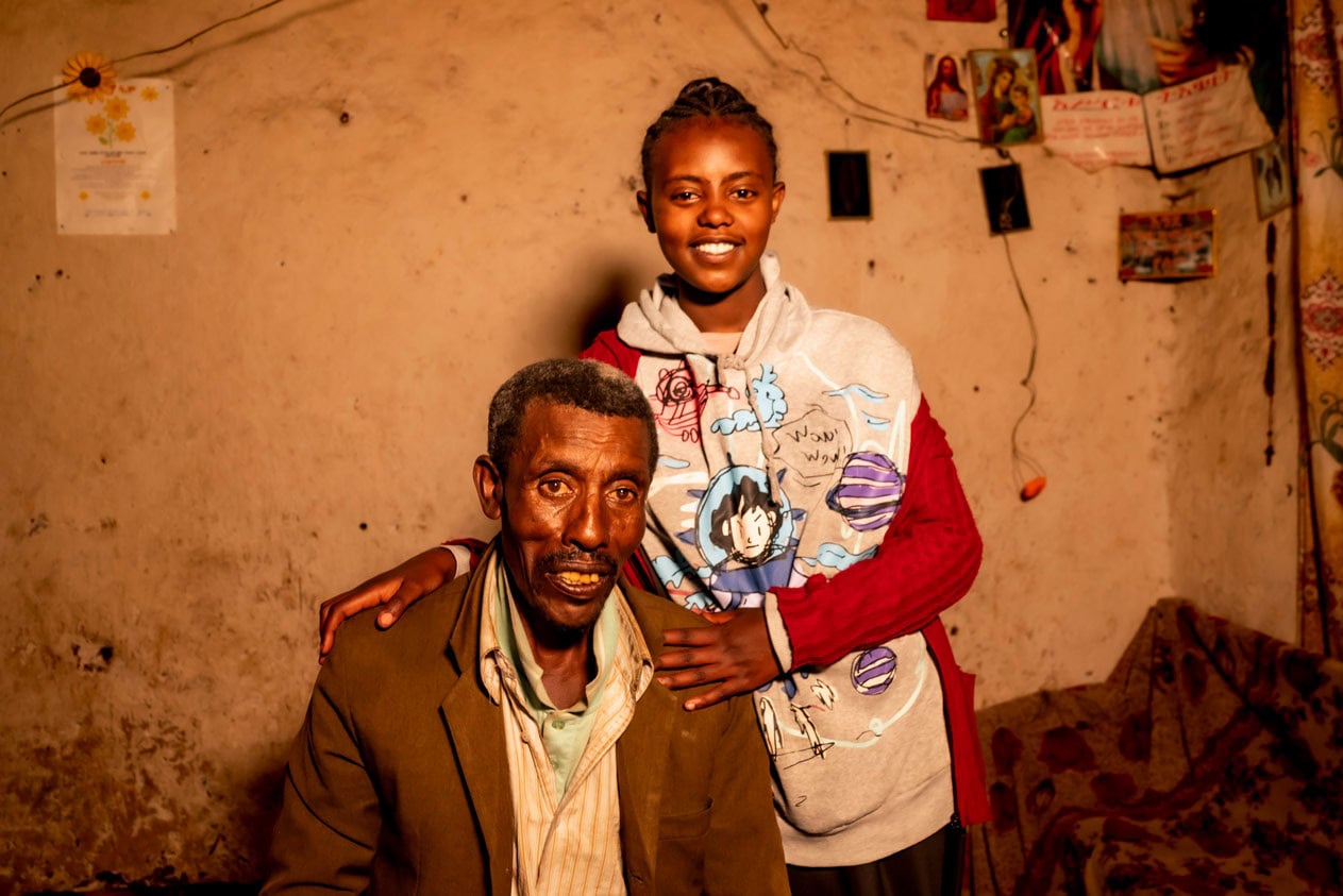 alt="Regassa mit seiner Tochter in Äthiopien, Compassion Deutschland"