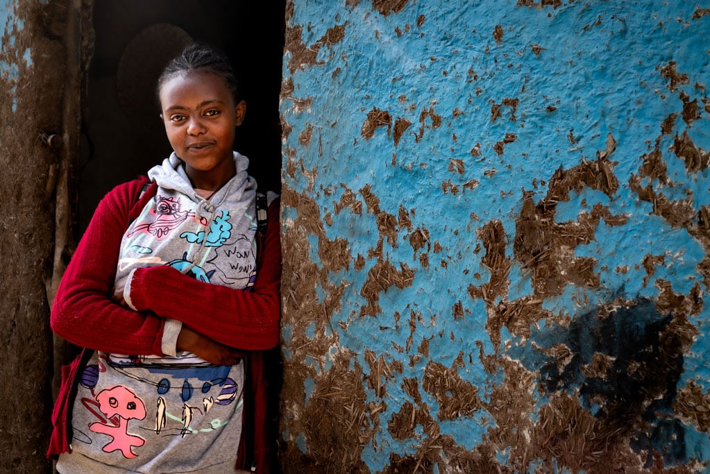 alt="Medhanit vor ihrem Zuhause in Äthiopien, Compassion Deutschland"