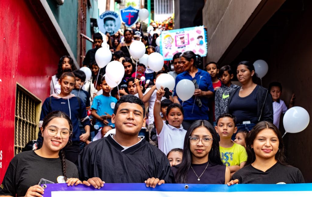 alt="Kinder mit Luftballons in den Händen, im Compassion Kinderzentrum, Kinderschutzmarsch in Honduras, Compassion Deutschland"