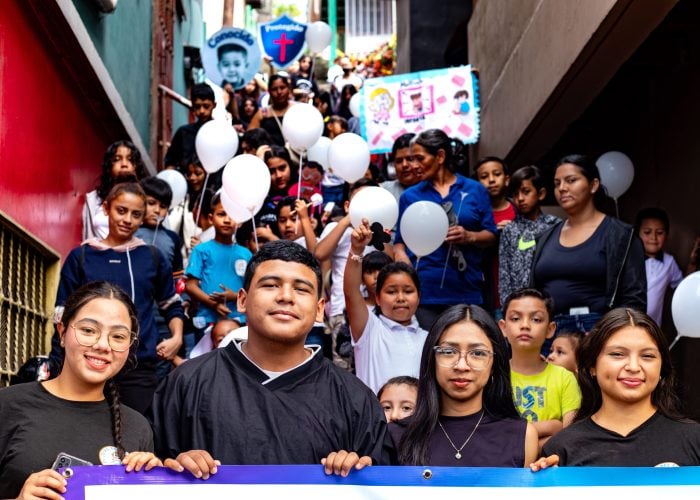 alt="Kinder mit Luftballons in den Händen, im Compassion Kinderzentrum, Kinderschutzmarsch in Honduras, Compassion Deutschland"