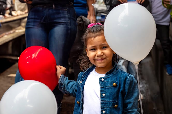 alt="Mädchen mit Luftballon in den Händen, im Compassion Kinderzentrum, Kinderschutzmarsch in Honduras, Compassion Deutschland"