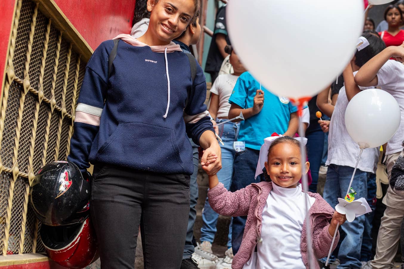 alt="Mädchen mit Luftballon in den Händen, im Compassion Kinderzentrum, Kinderschutzmarsch in Honduras, Compassion Deutschland"