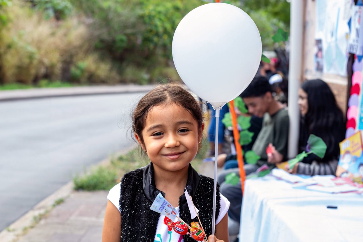 alt="Mädchen mit Luftballon in den Händen, im Compassion Kinderzentrum, Kinderschutzmarsch in Honduras, Compassion Deutschland"