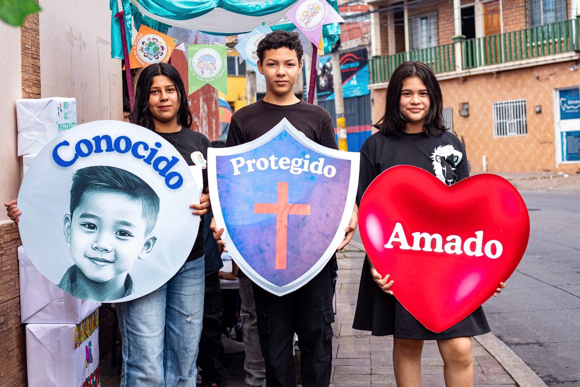 alt="Kinder mit Schildern in den Händen, im Compassion Kinderzentrum, Kinderschutzmarsch in Honduras, Compassion Deutschland"