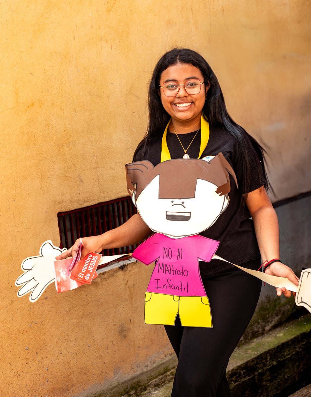 alt="Mädchen mit gebasteltem Mädchen in den Händen, im Compassion Kinderzentrum, Kinderschutzmarsch in Honduras, Compassion Deutschland"