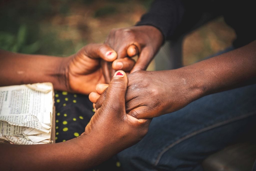 alt="Hände halten sich fest, symbolische Unterstützung und Hoffnung für Kinder in Not in Entwicklungsländern. Compassion Deutschland"