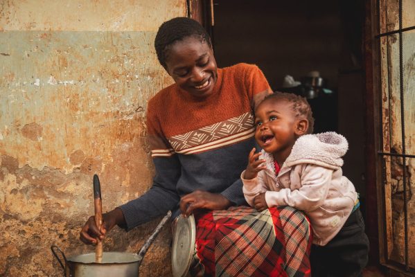 alt="Warmherzige Mutter und Kind beim gemeinsamen Kochen in Kenia, Unterstützung durch Compassion Deutschland"