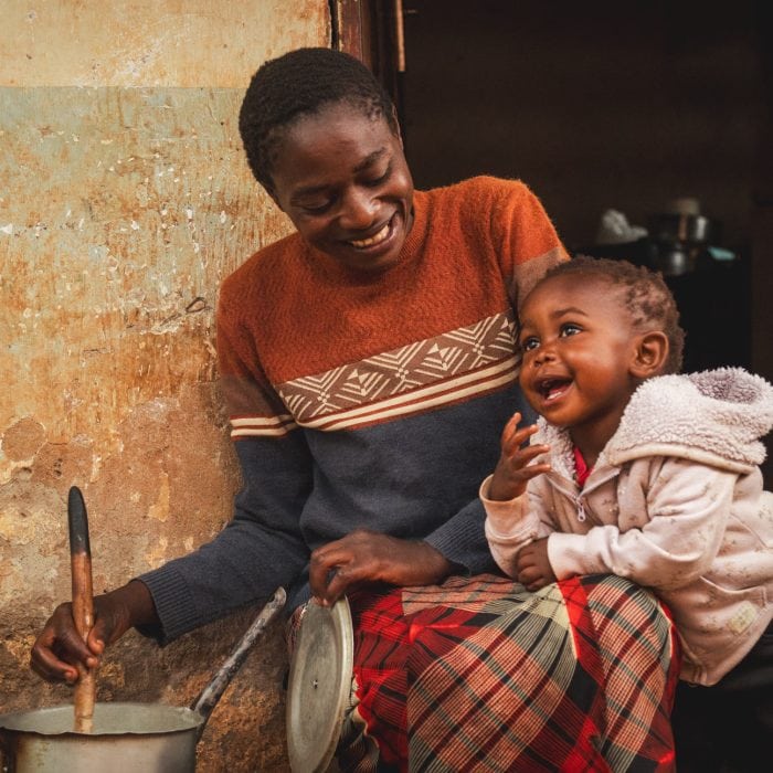alt="Warmherzige Mutter und Kind beim gemeinsamen Kochen in Kenia, Unterstützung durch Compassion Deutschland"