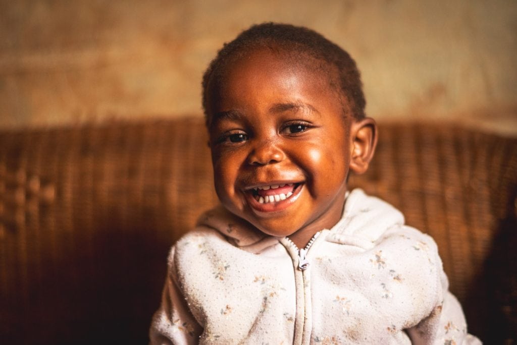 alt="Kleinkind auf einem Sofa, Alice’s Kampf ums Überleben, Compassion Deutschland"