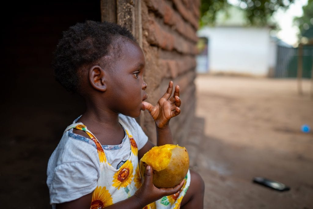 alt="Florence in Malawi, Vom Hunger heimgesucht, Lebensmittelknappheit, Nahrungsmittelkrise, Compassion Deutschland"