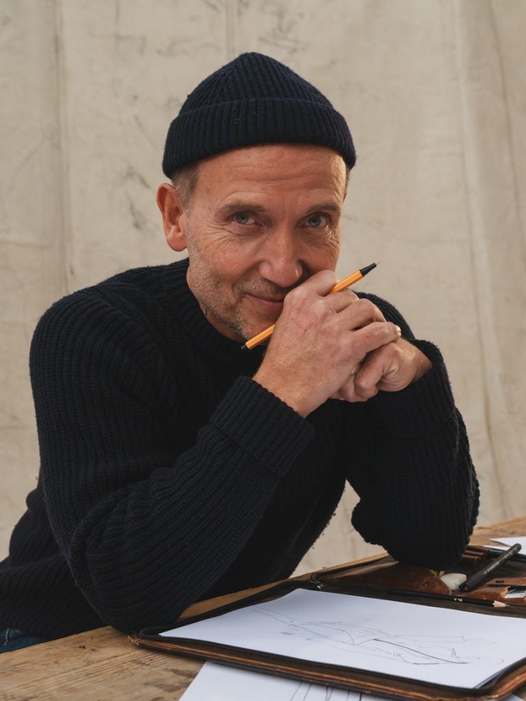 Bernd Keller begleitet Jugendliche beim Entwerfen eigener Modeideen – Compassion Deutschland, ART HELPS