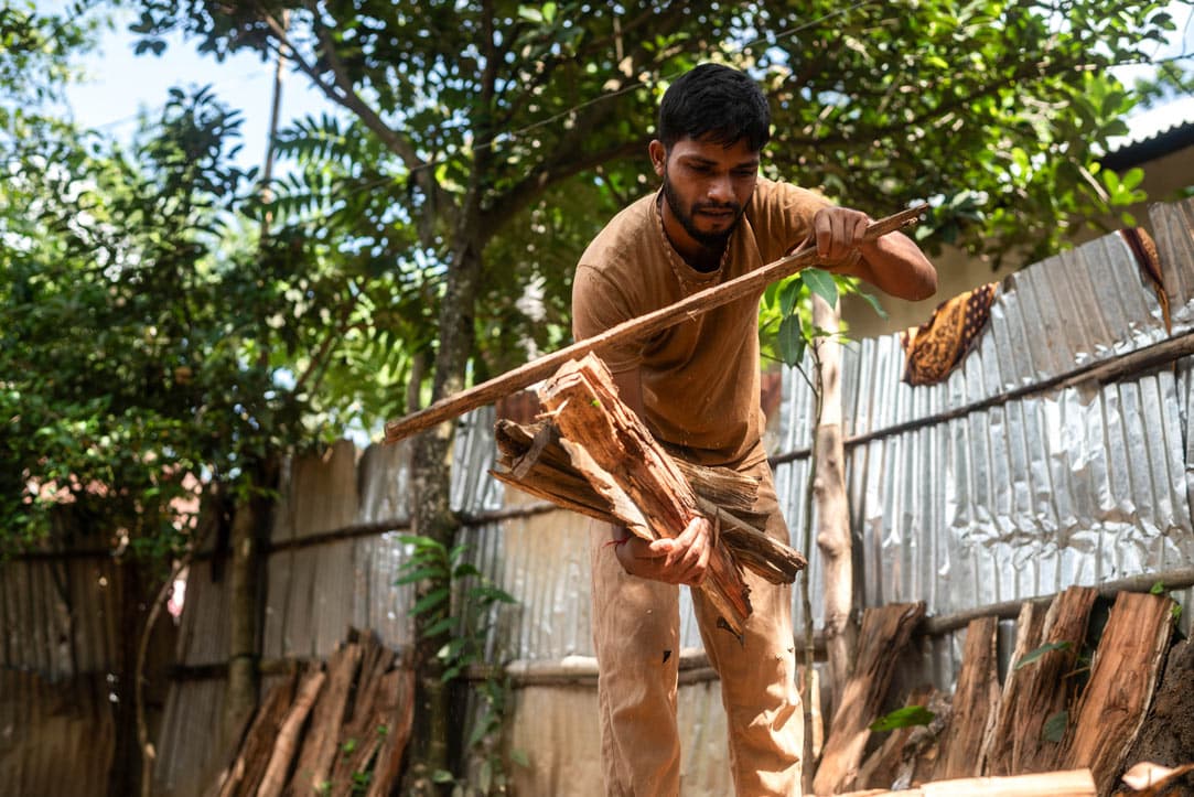 alt="Biraj, „Dein Haus brennt!“, Neustart durch Landwirtschaft, Compassion Deutschland"