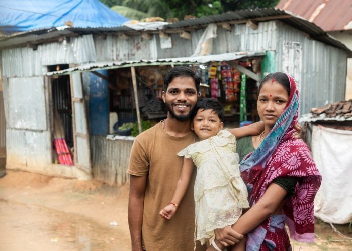 alt="Biraj, „Dein Haus brennt!“, Neustart durch Landwirtschaft, Compassion Deutschland"