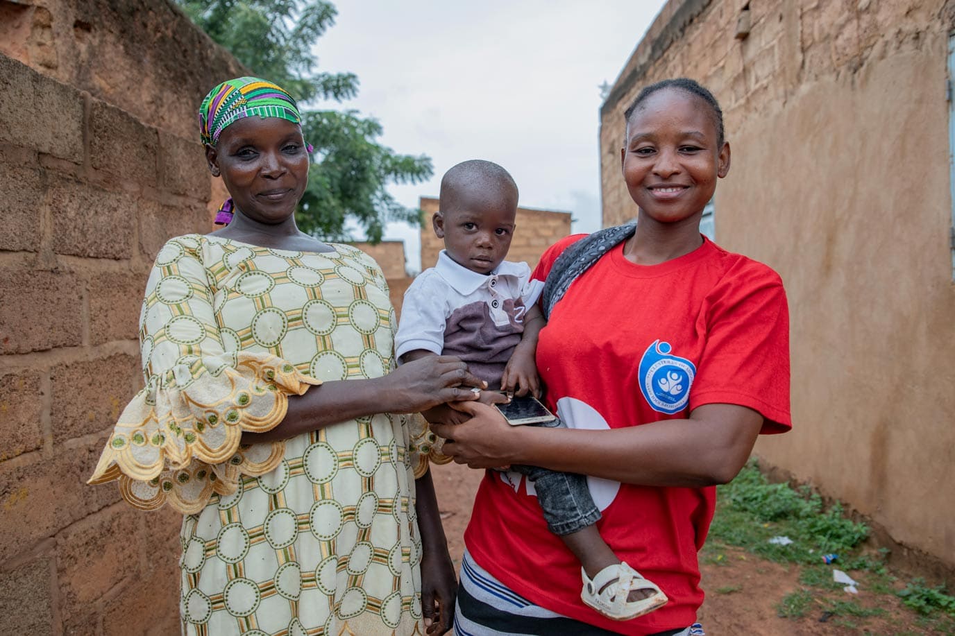 alt="Hunger kostet Würde, Eine Mutter und Compassion Mitarbeiterin mit Kind auf Arm, Lebensmittelkrise, Compassion Deutschland"