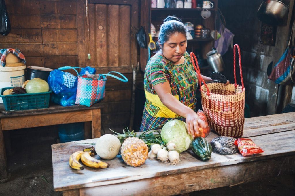 alt="3 Wege gegen Unterernährung, eine Frau mit Lebensmitteln in einer Küche, Compassion Deutschland"