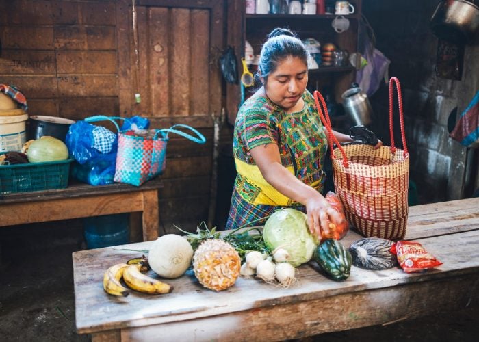 alt="3 Wege gegen Unterernährung, eine Frau mit Lebensmitteln in einer Küche, Compassion Deutschland"