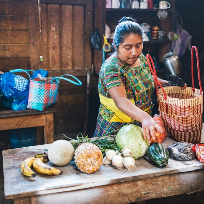 alt="3 Wege gegen Unterernährung, eine Frau mit Lebensmitteln in einer Küche, Compassion Deutschland"