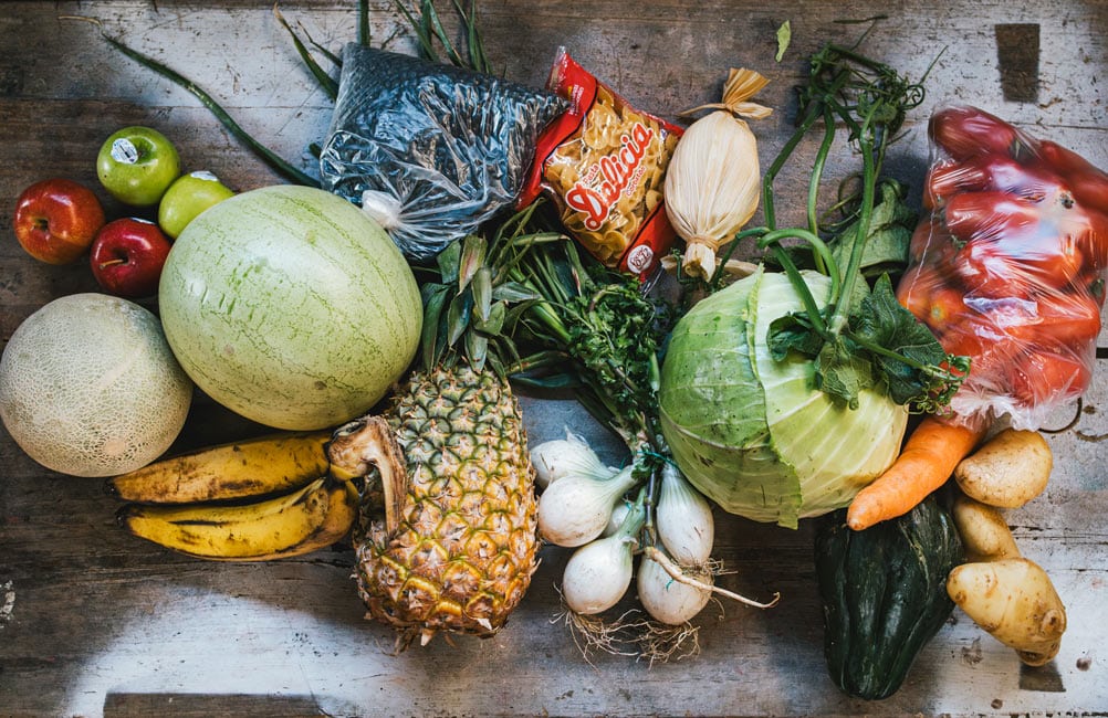 alt="3 Wege gegen Unterernährung, Gemüse und Obst auf Arbeitsplatte, Compassion Deutschland"