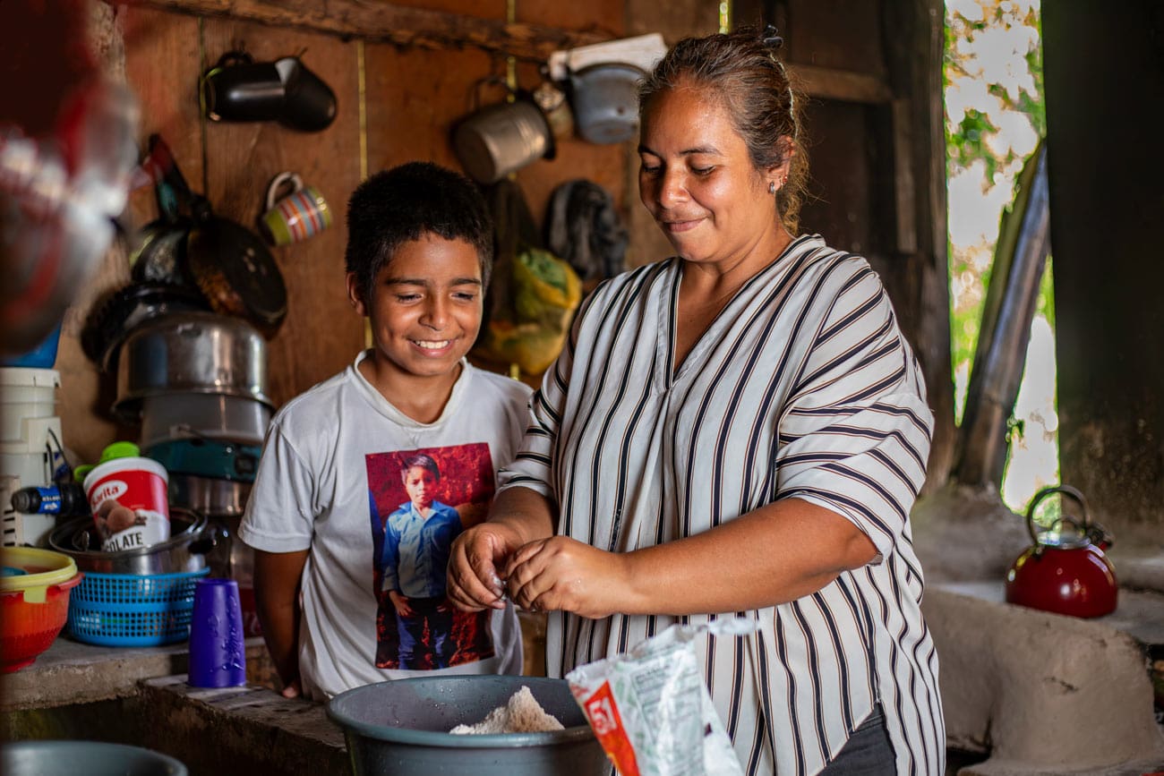 al="3 Wege gegen Unterernährung, Mutter mit Sohn beim Kochen, Compassion Deutschland"