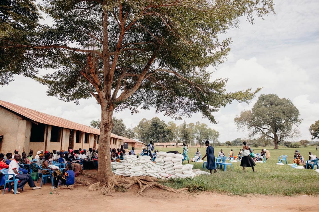 alt="Als Kind Hunger leiden, Essenssäcke werden verteilt in Uganda, Die Geschichte von Ronnie – ehemaliges Patenkind"