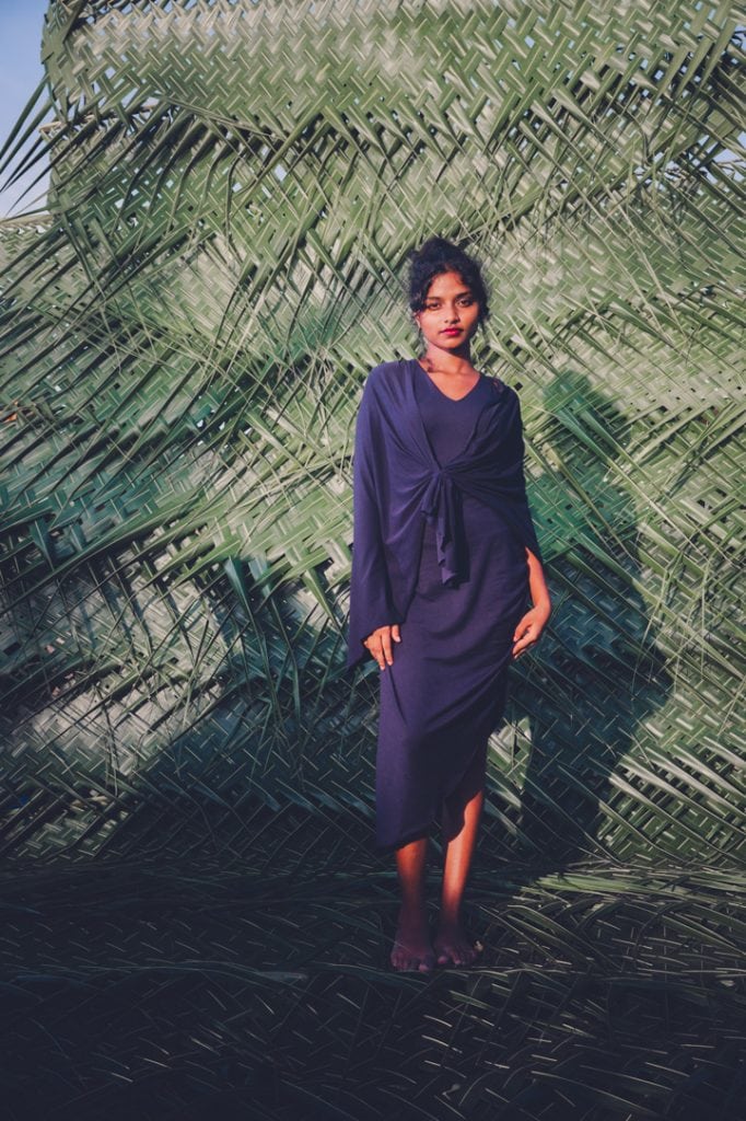 Teilnehmerin zeigt stolz ihren Textildruck – Compassion Deutschland, Bernd Keller, ART HELPS