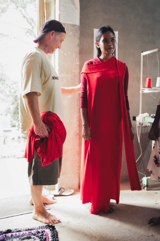 Teilnehmerin zeigt stolz ihren Textildruck – Compassion Deutschland, Bernd Keller, ART HELPS