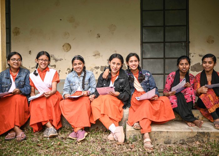 Wie Briefe ein Compassion-Patenkind ermutigen, Compassion Patenkinder halten Briefe in der Hand und freuen sich.