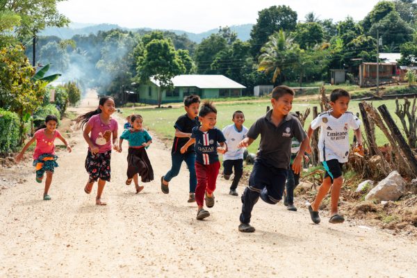 Warum Kinder bei Compassion im Blickpunkt stehen, Kinder rennen und lachen fröhlich, Compassion Deutschland