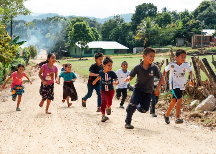 Warum Kinder bei Compassion im Blickpunkt stehen, Kinder rennen und lachen fröhlich, Compassion Deutschland