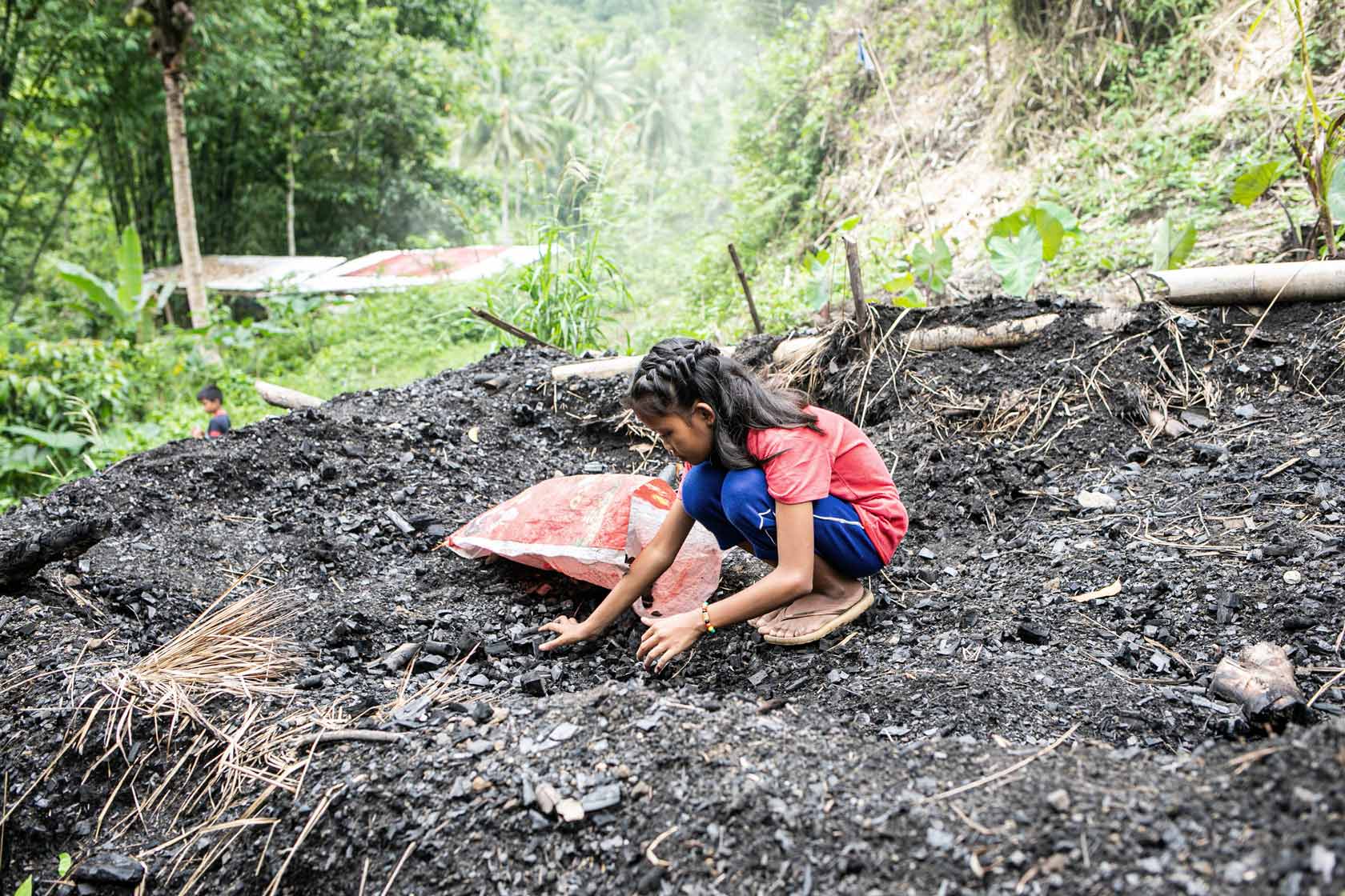 Warum Kinder bei Compassion im Blickpunkt stehen, Kind sammelt vom Boden, Compassion Deutschland