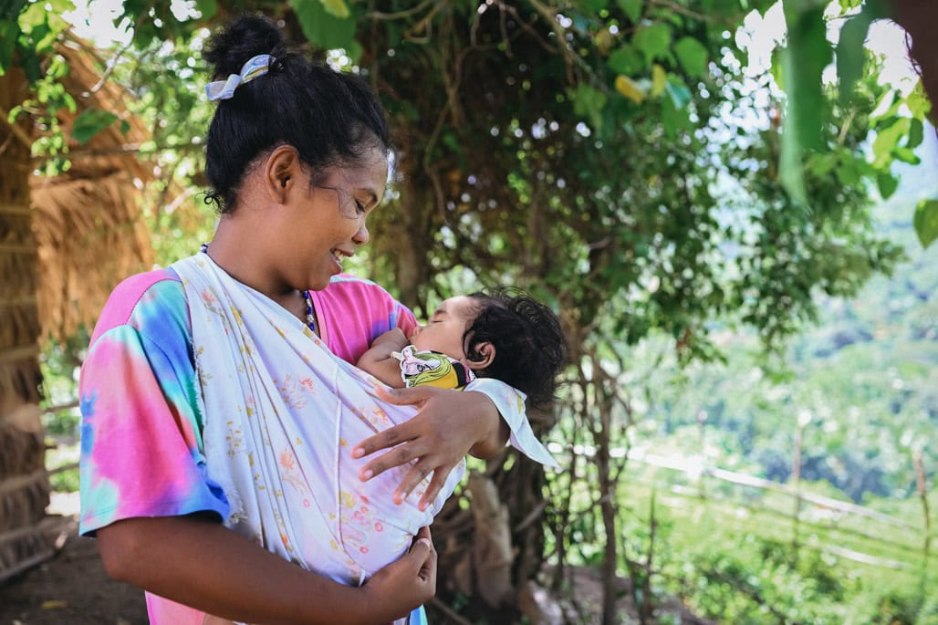 Warum Kinder bei Compassion im Blickpunkt stehen, Mutter lächelt ihr Baby an, Compassion Deutschland