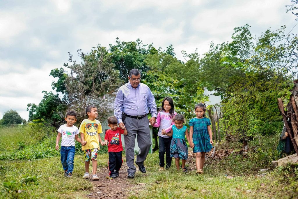 Einsatz für soziale Gerechtigkeit in Honduras, Pastor mit Kids, Compassion Deutschland