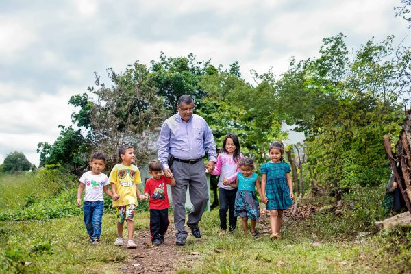 Einsatz für soziale Gerechtigkeit in Honduras, Pastor mit Kids, Compassion Deutschland